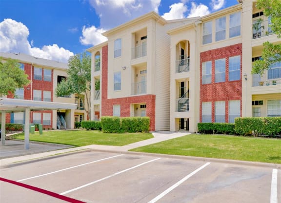Carports and balconies of Montfort Place in North Dallas, TX, For Rent. Now leasing 1 and 2 bedroom apartments.