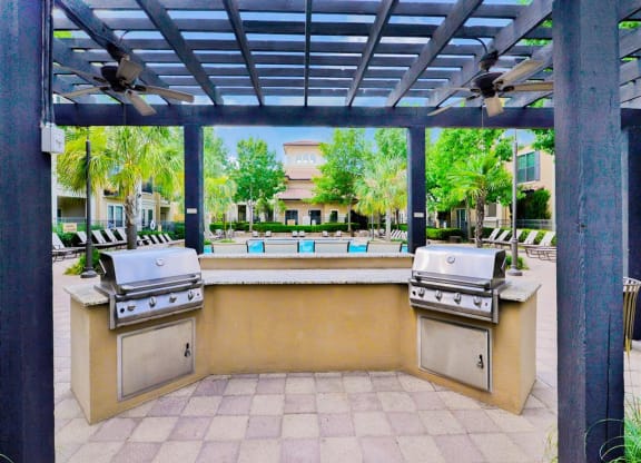 Outdoor grilling area at Mission at La Villita Apartments in Irving, TX offers 1, 2 & 3 bedroom apartment homes with appliances.