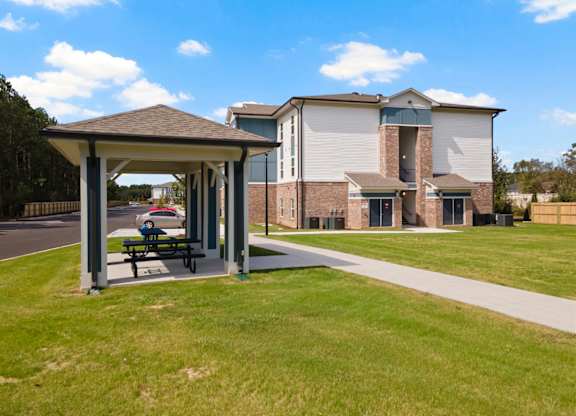 Peaks of Lexington Apartments External Picture of Gazebo, Bench and Yard