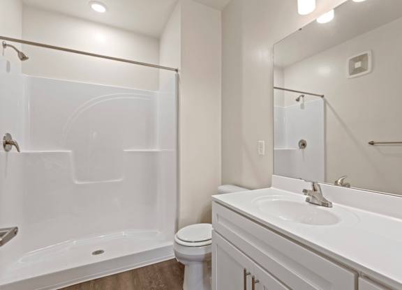 Peaks of Lexington Apartments Bathroom