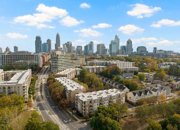 A drone shot overlooking the Charlotte skyline and Ten05 West Trade Apartments.
