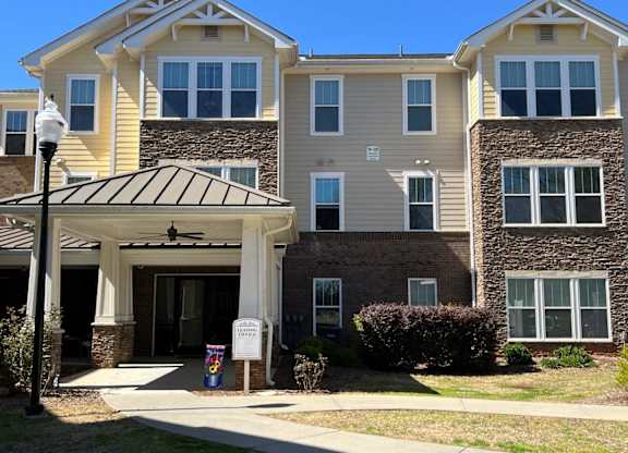 Poinsett Commons Apartments Covered Entryway