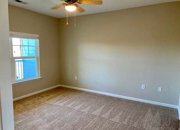 Linden Square Apartments empty living room