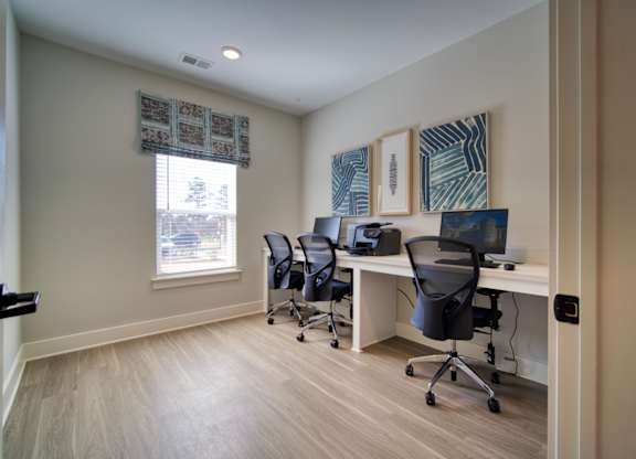 A room with a desk and chairs.