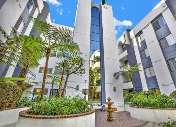 Apartment building with a courtyard and a fountain at Midvale Court, Los Angeles