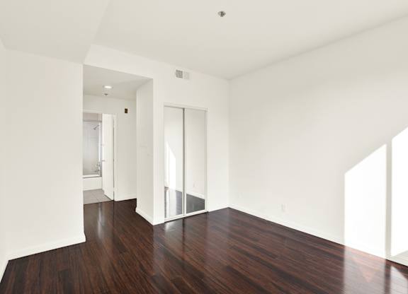 A room with white walls and wood floors at Peach Tree Court, California