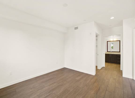 A room with wooden floors and white walls at The Urbanpolitan, Los Angeles