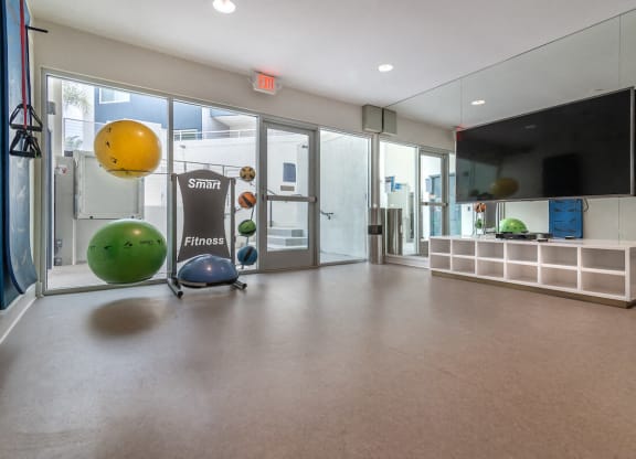 Fitness Center With Modern Equipment at Beverly Plaza Apartments, California
