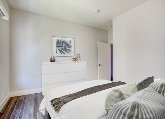 Spacious Bedroom With Comfortable Bed at 430 Kelton, California, 90024