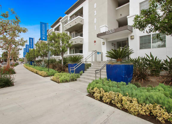 Property Entrance at Madison Toluca, North Hollywood