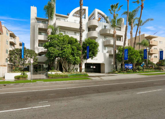 Exterior at Palm Royale Apartments, Los Angeles