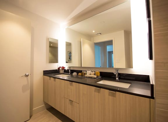 Luxurious Bathroom at Wilshire Margot, Los Angeles 