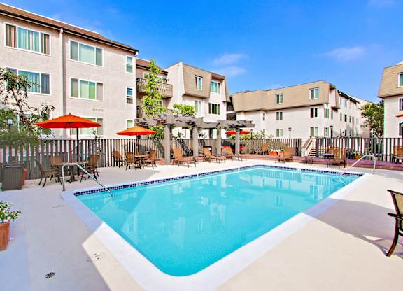 Courtyard resort-style sparkling  pool at Woodcliff Luxury Apartment Rentals On the Westside