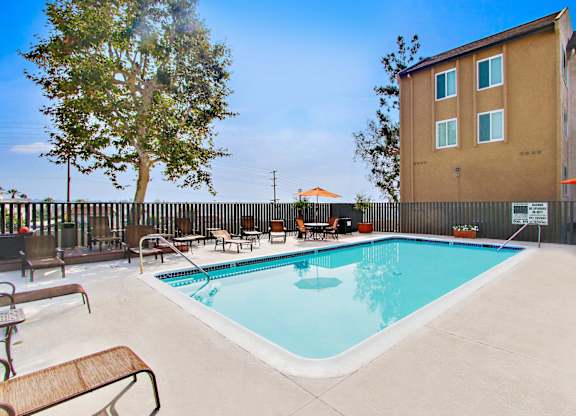 Courtyard resort-style swimming pool, spectacular views, lots of lounges and picnic area on the side