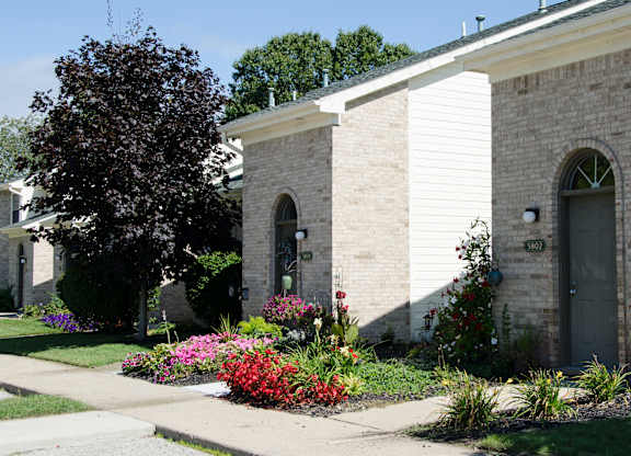 Exterior View at Hidden Lakes Apartments, Clarkston