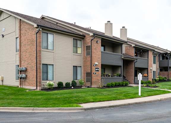 Apartment complex with lawn area at Pine Ridge Apartments, Rochester Hills