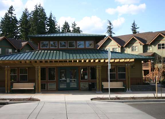 A building with a green roof and a sign that says "CASA MILLS".