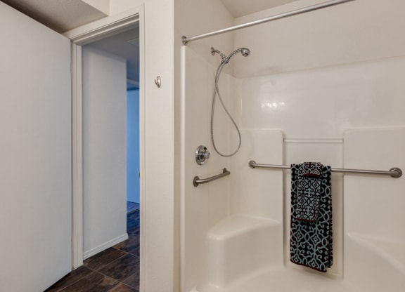 DiscoveryPoint_Photo_Shower