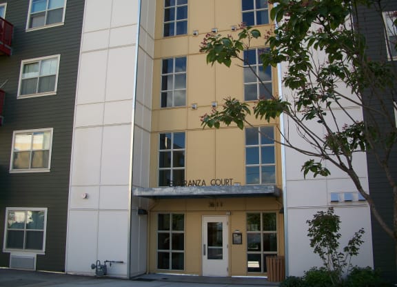 a view of the front of the court building