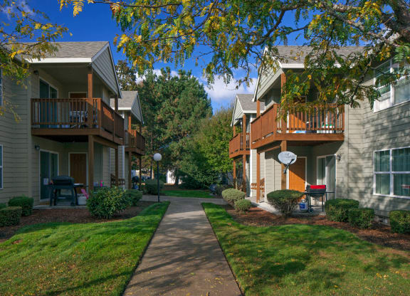 SuzannPlaza_Photo_Sidewalkview