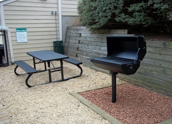Picnic Area And BBQ at Woodland Park Apartment Homes, North Carolina, 27455
