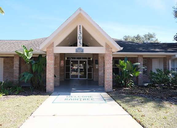 The front of a building with a sign that says