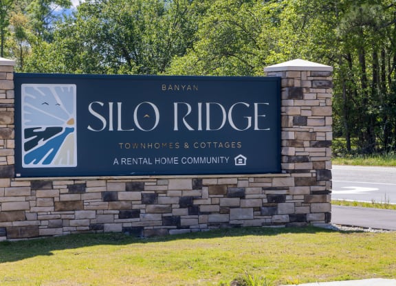 Neighborhood entry sign for Banyan Silo Ridge