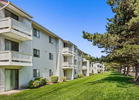 Lush Landscaping at Campo Basso Apartment Homes, WA 98087