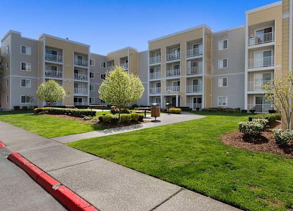 an exterior view of an apartment building  at Camelot Apartment Homes, Everett, Washington