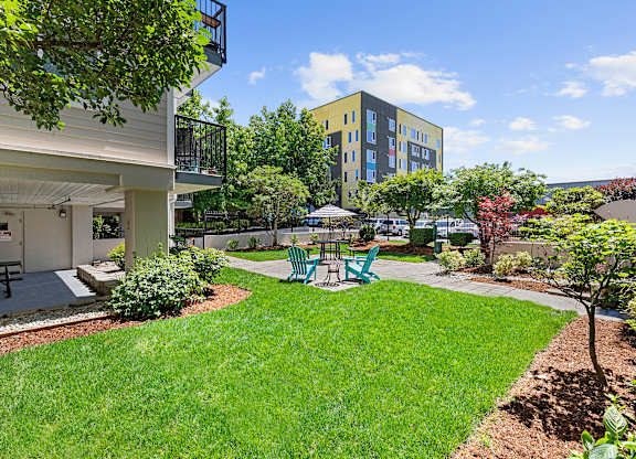 Green grassy area with a patio table and chairs at King Arthurs Court, Seattle, Washington