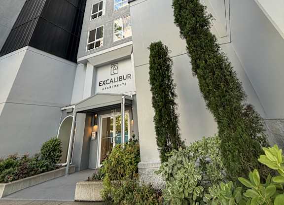 A modern building with a glass facade and a white entrance.