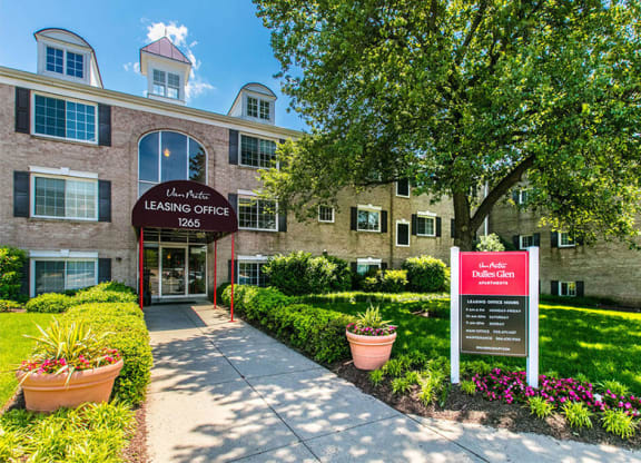 Leasing Office at Dulles Glen, Virginia, 20170