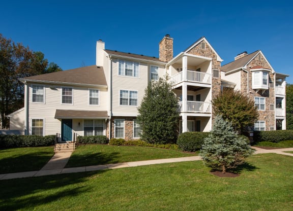 Exterior View of Property with Architectural Details at Saratoga Square, Virginia