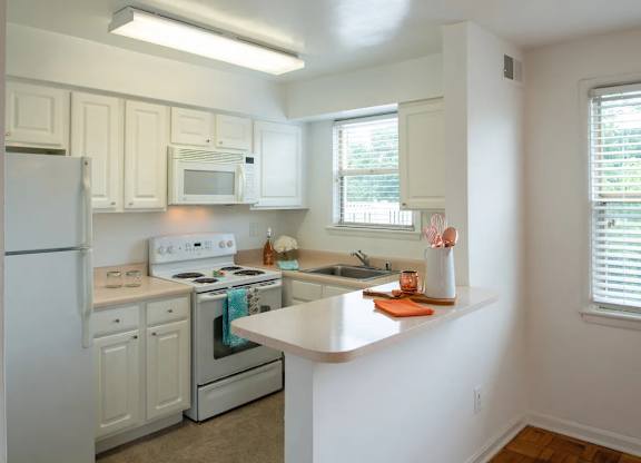 Fully Equipped Kitchen at Park Georgetown Apartments, Virginia, 22209