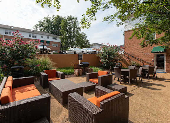 Outdoor Resident Lounge at Park Georgetown Apartments, Virginia
