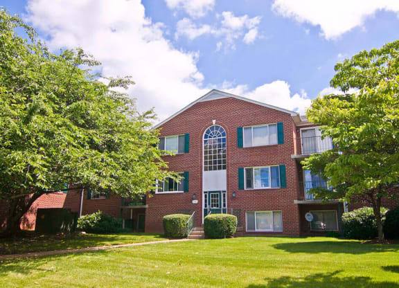 Building Entrance at Tuscarora Creek  in Leesburg, 20175