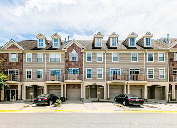 Large apartment exterior view at Woodland Park, Herndon, 20171