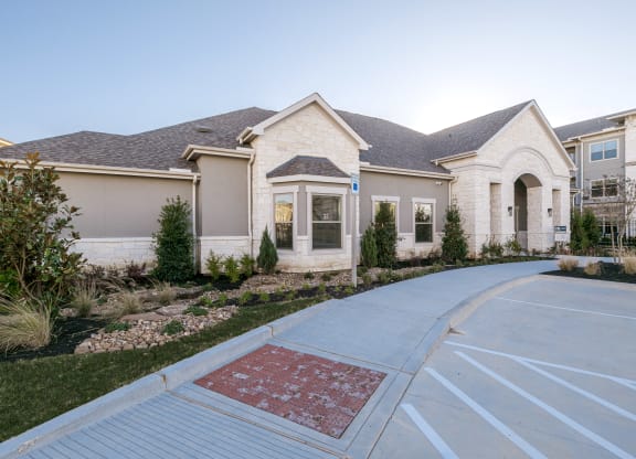 Courtyard at Cue Luxury Apartments, Texas