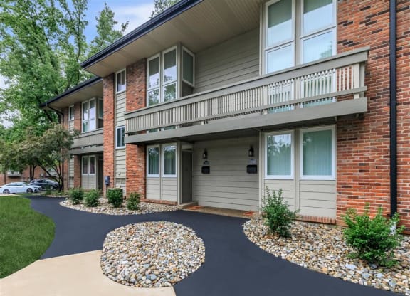 Whispering_Hills_Exterior_8_St_Louis_MO