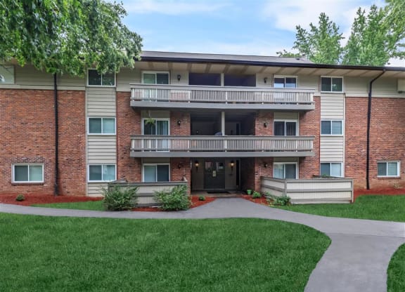 Whispering_Hills_Exterior_7_St_Louis_MO