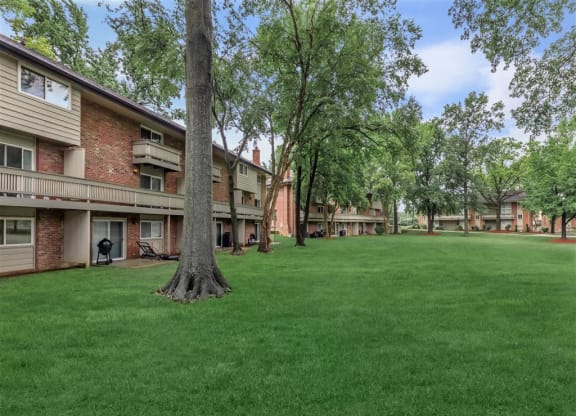 Whispering_Hills_Exterior_6_St_Louis_MO