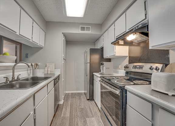 Well Equipped Kitchen at Bardin Oaks Apartments, Arlington, Texas