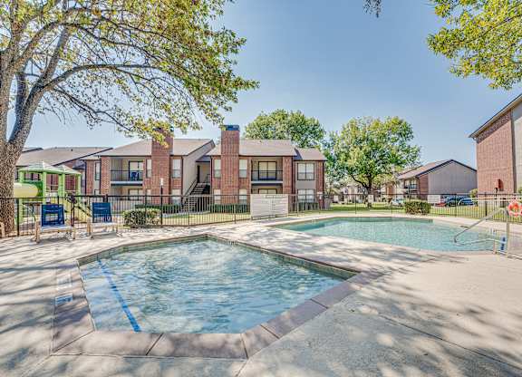 Poolside Lounge Space at Bardin Oaks Apartments, Texas