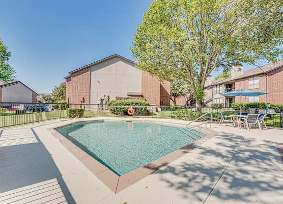 Large Outdoor Pool Area at Bardin Oaks Apartments, Arlington