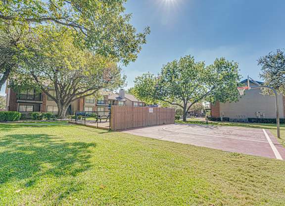 Community Court at Bardin Oaks Apartments, Arlington, TX, 76018