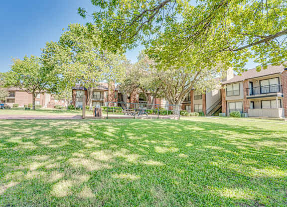 Outdoor Garden Space at Bardin Oaks Apartments, Arlington, TX, 76018