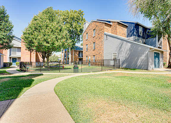 the preserve at ballantyne commons apartments courtyard and exterior at The Manhattan Apartments, Dallas, 75252