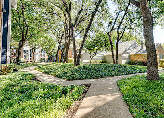 Walk trailat The Manhattan Apartments, Dallas, TX