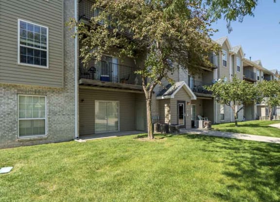 Greenspace around exterior at Eagle Run Apartments in northwest Omaha 68164