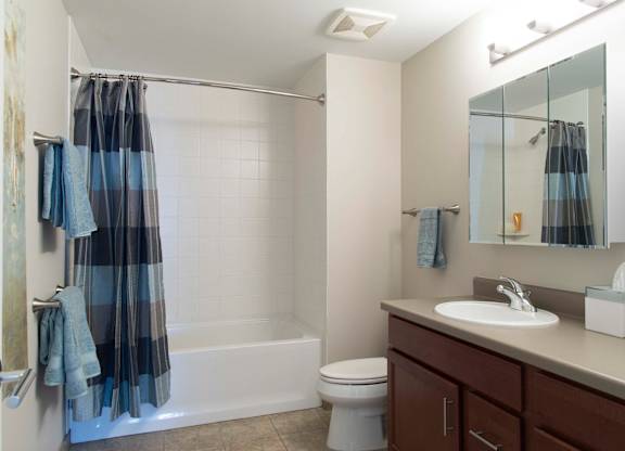 Interiors-Midtown-Crossing-Apartments-Omaha-NE-one-bedroom-apartment1